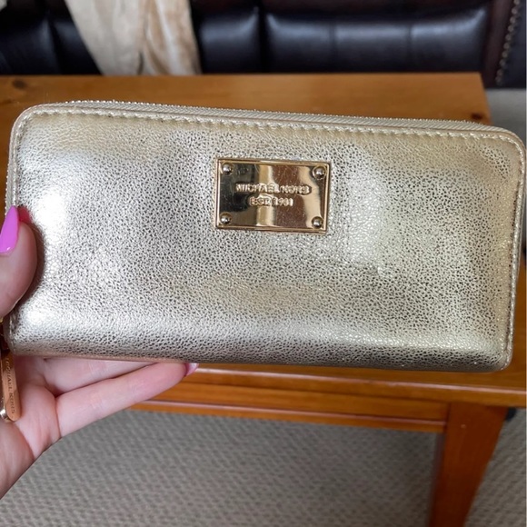 Micheal Kors wallet - Picture 1 of 3